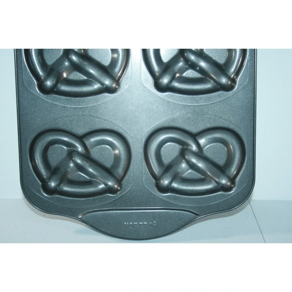 Norpro Nonstick‎ Pretzel Pan Baking Cooking Sheet #3988 Makes 6 Pretzels